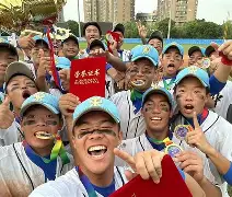 蜂鸟电竞-包含棒球季后赛上演强强对话，皖南猎隼队读秒扳平剑门银狐队，团队配合流畅；反击锐度十足的词条