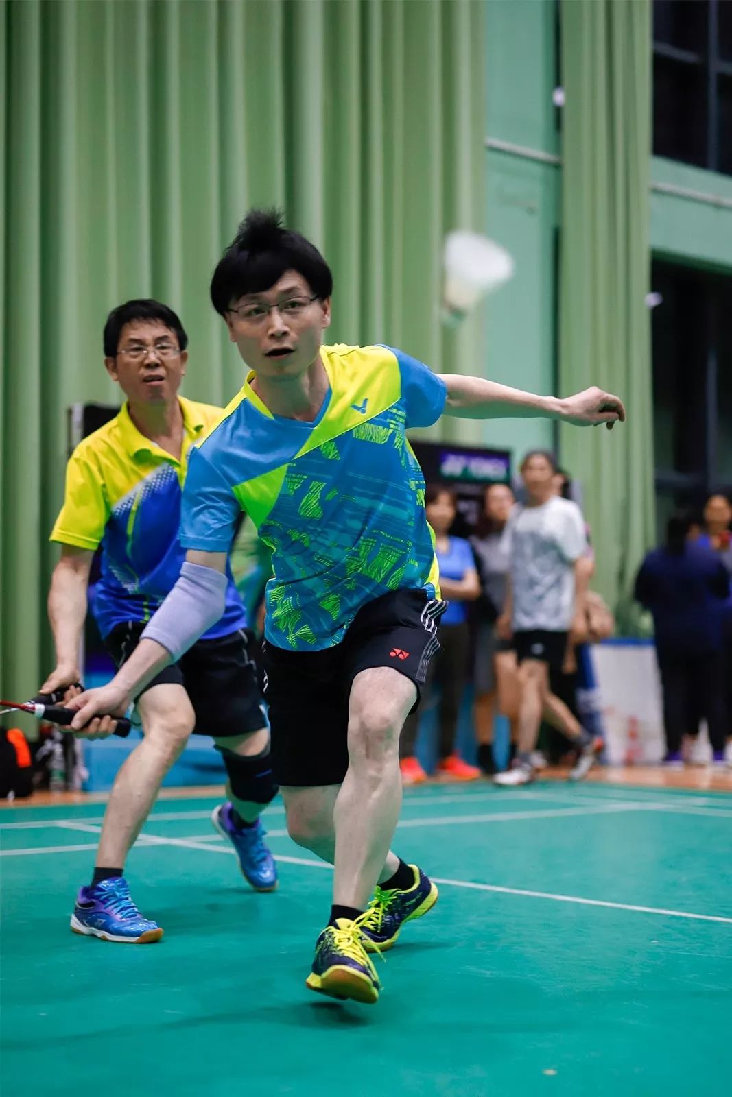 蜂鸟电竞-燕赵鲸鲨队鏖战江畔黑豹队，羽毛球大奖赛惊险晋级，核心复出即建功。观赏性拉满的简单介绍