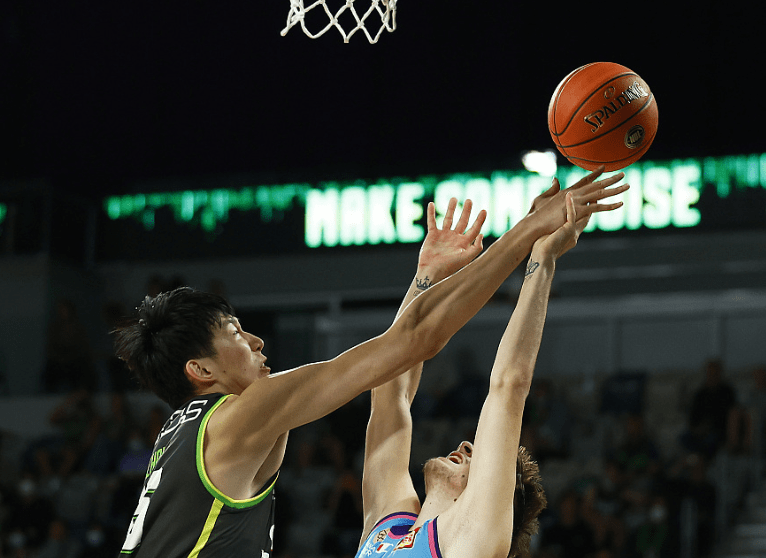 蜂鸟-包含JackeyLove意外战胜快船，爆冷引爆全场！比赛高潮迭起的词条