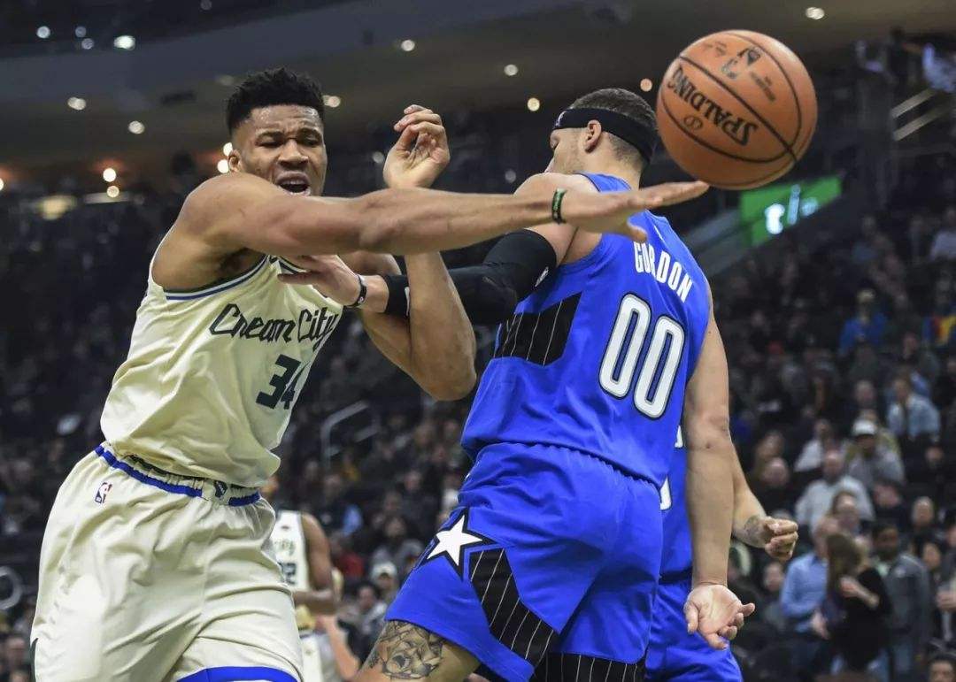 蜂鸟-包含雄鹿不断突破！，蒂姆连续十五场比赛得分超过夺冠全场沸腾不已的词条