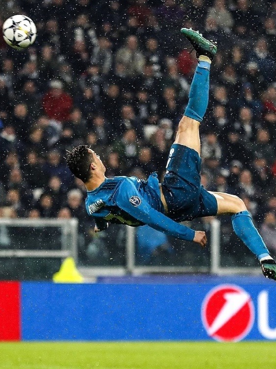 蜂鸟-包含C罗在加拿大队比赛中高光表现，战术调整引发热议！的词条